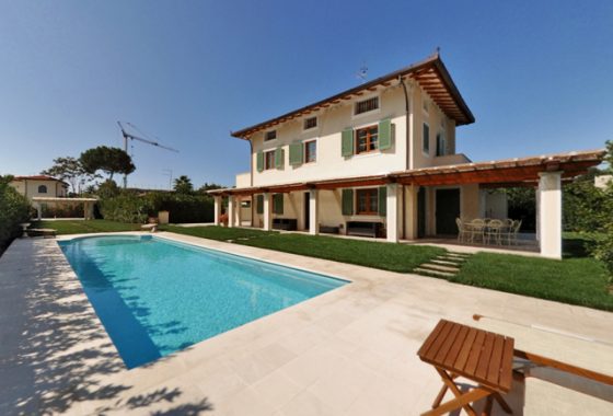 vendesi villa con piscina a forte dei marmi