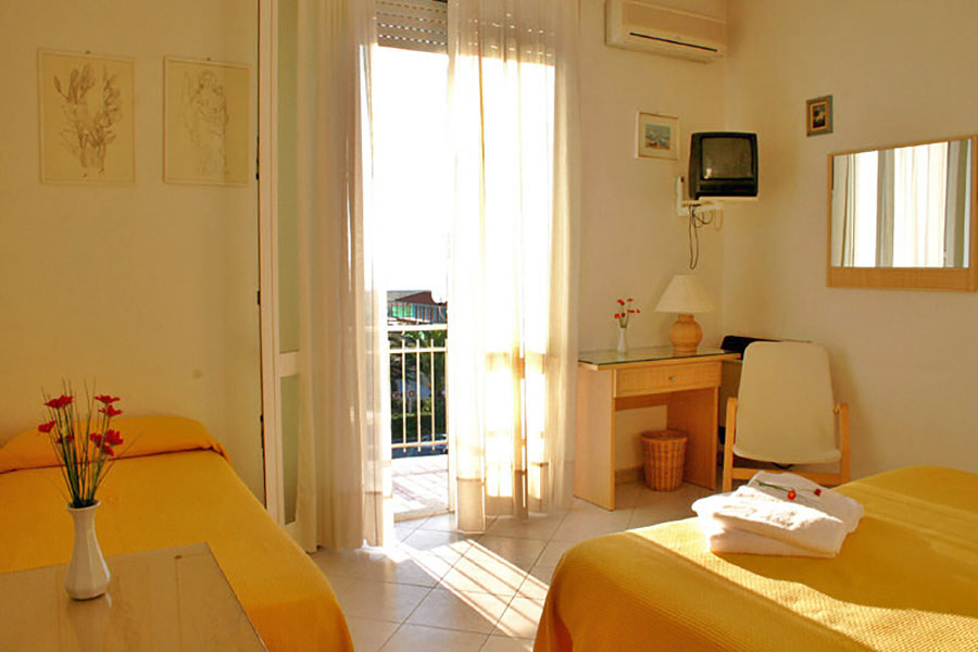 Camera da letto dell'hotel ALK, hotel a Marina di Pietrasanta