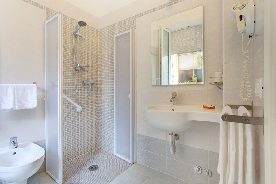 Hotel a Lido di Camaiore, bagno a doccia camera matrimoniale dell' hotel Biagi
