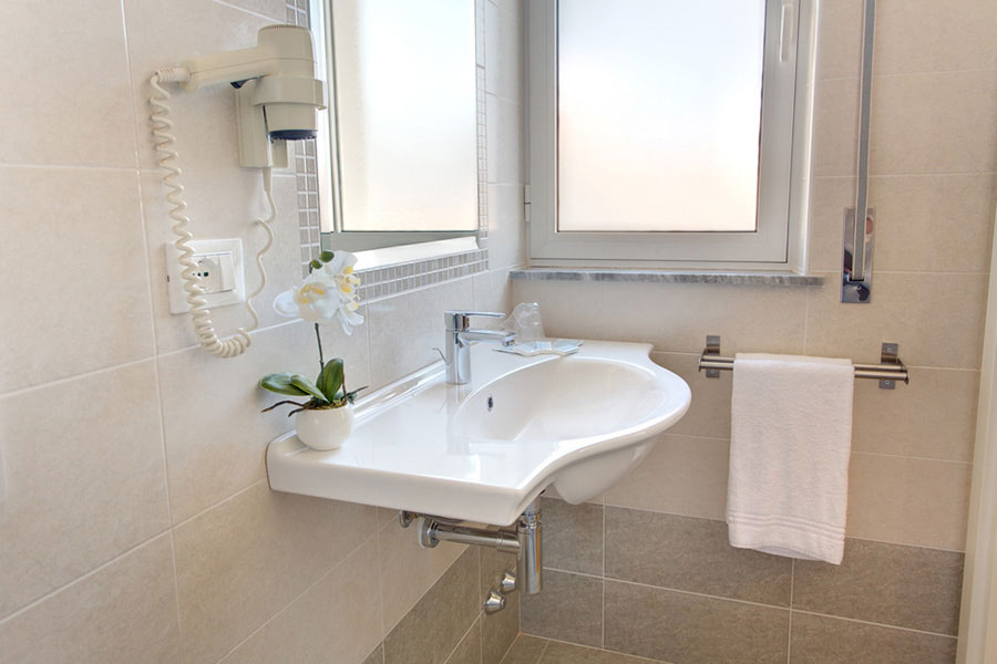 Hotel a Lido di Camaiore, particolare bagno a doccia camera matrimoniale dell' hotel Biagi