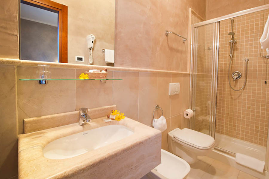 Bagno a doccia vasca hotel Nuova Sabrina a Marina di Pietrasanta
