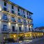 Facciata notturna dell' hotel Villa Ombrosa a Marina di Pietrasanta