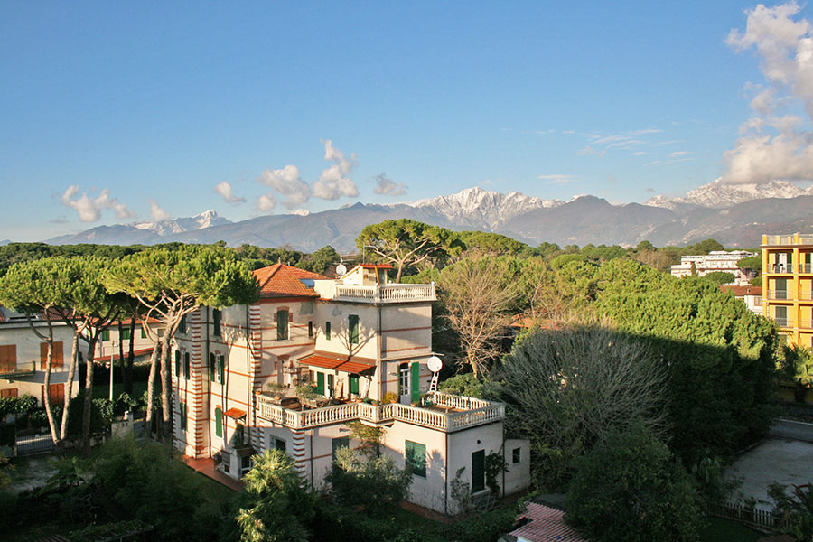 Vista monte Altissimo da una delle camere dell' hotel Villa Ombrosa a Marina di Pietrasanta