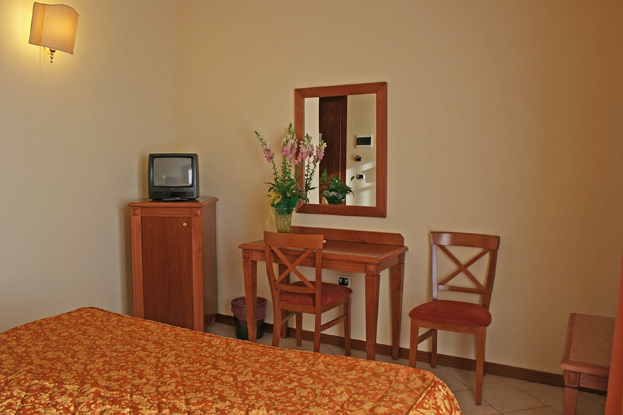 Particolare camera matrimoniale hotel Villa Ombrosa a Marina di Pietrasanta