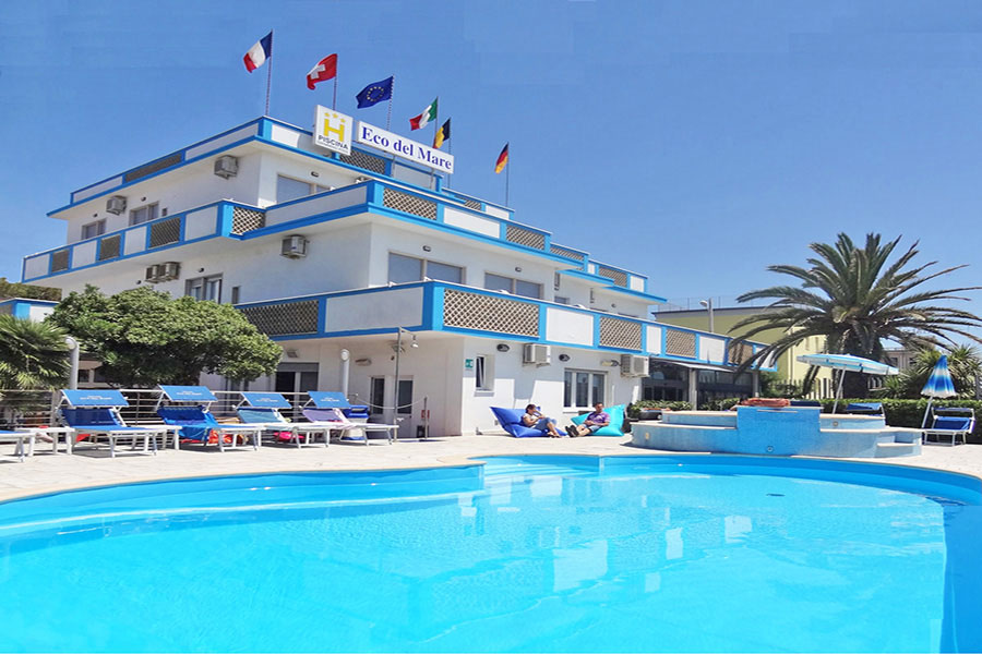 Hotel a marina di Massa, esterno piscina hotel Eco Del Mare