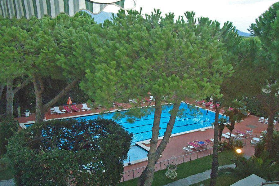 Hotel a Marina di Pietrasanta, vista piscina da una camera dell' Hotel ermione