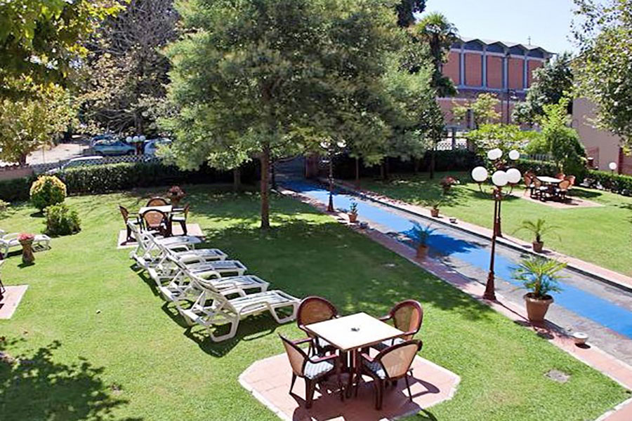 hotel a Marina di Massa, giardino hotel Gabrini