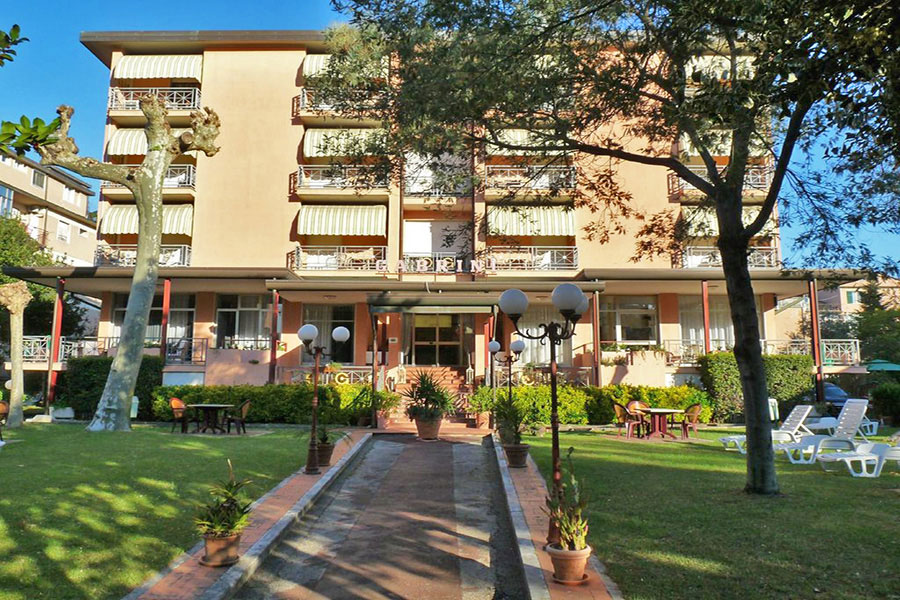 Hotel a Marina di Massa, facciata hotel Gabrini