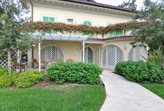 Fronte strada villa in vendita a Marina di Pietrasanta Cod 1334