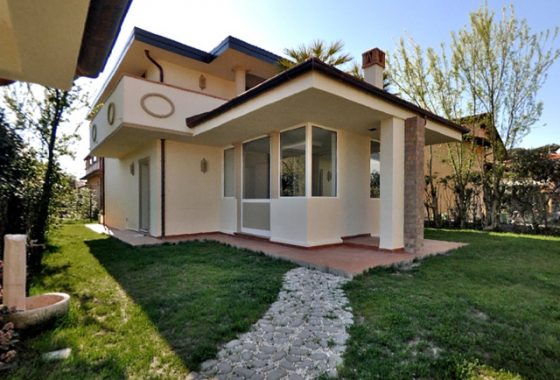 Giardino della villa in vendita a Marina di Pietrasanta Cod 1239