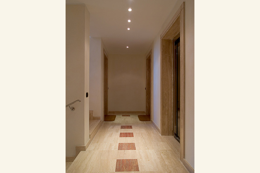 Corridoio di ingresso appartamenti Viareggio esterno 06 Cod 1352