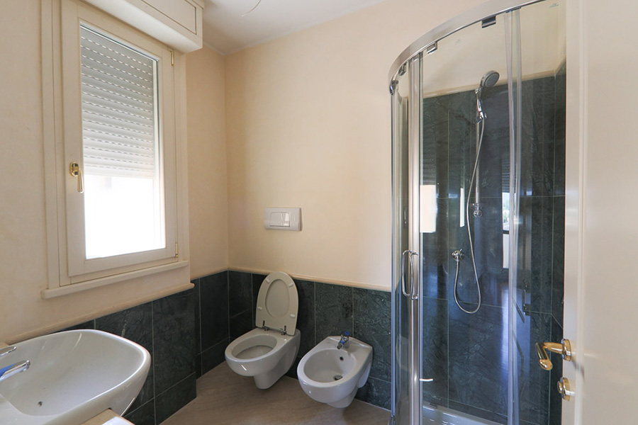 Bagno a doccia appartamenti Viareggio esterno 15 Cod 1352