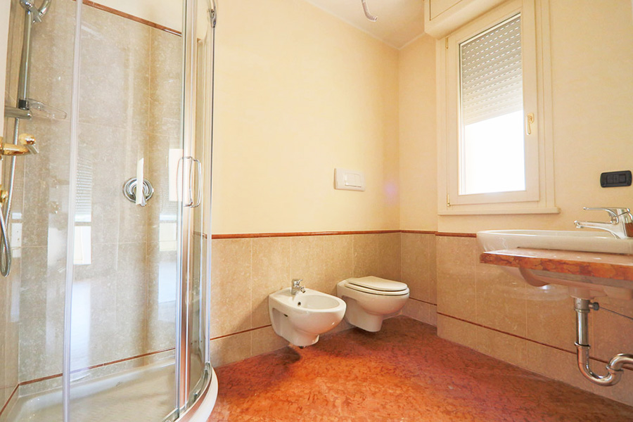 Bagno a doccia appartamenti Viareggio esterno 20 Cod 1352