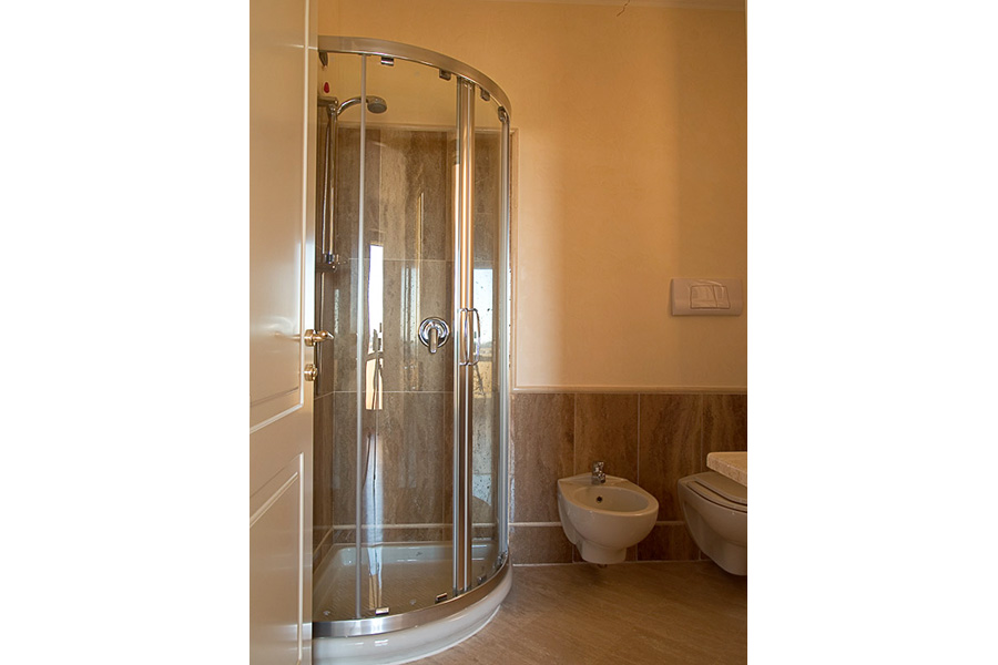 Bagno a doccia appartamenti Viareggio esterno 24 Cod 1352